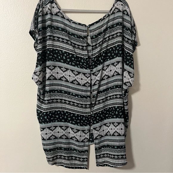 NWT Torrid Black and White Geometric Tunic Plus Size 4X Tribal Aztec Boho - Picture 5 of 6